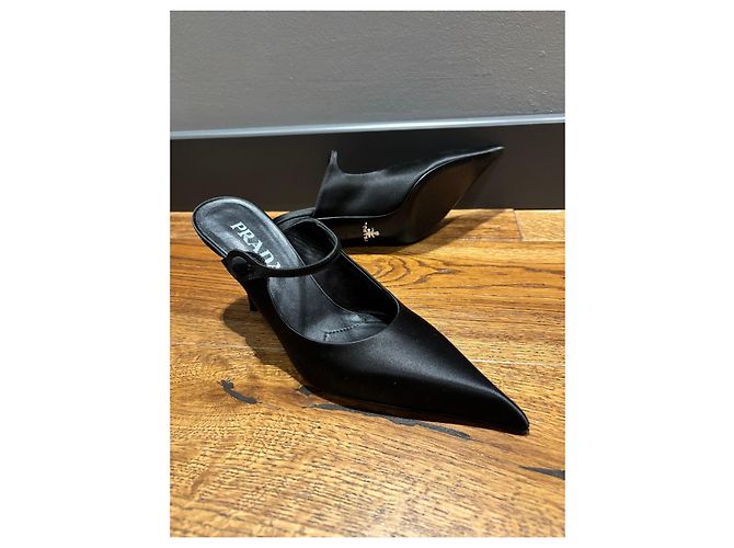 Prada Slingback Pumps aus schwarzem Satin - Ansicht 6
