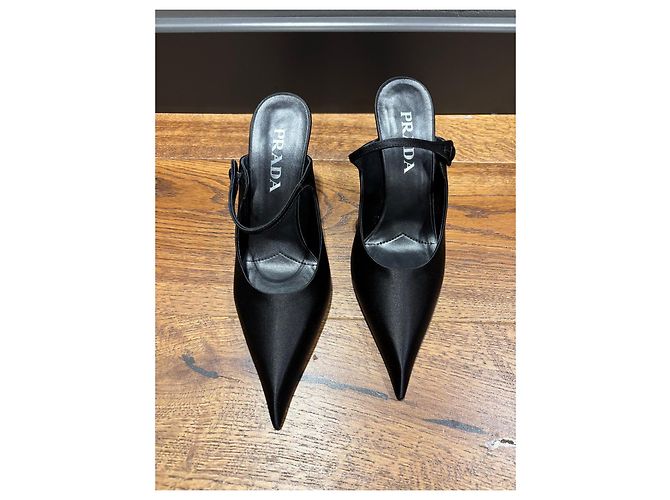 Prada Slingback Pumps aus schwarzem Satin - Ansicht 7