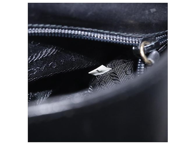 Bolsa de Ombro com Corrente PRADA em Couro Preto e Ouro Auth am12576V Dourado - vista 12