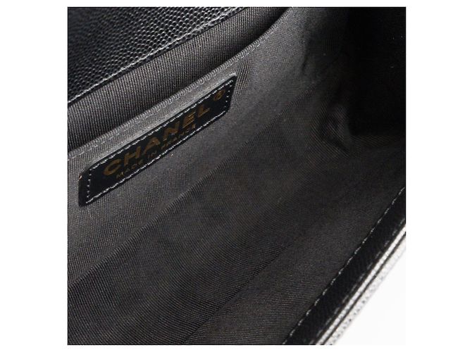 CHANEL - Borsa a tracolla mini Chanel Boy in pelle caviar nera Nero - vista 8