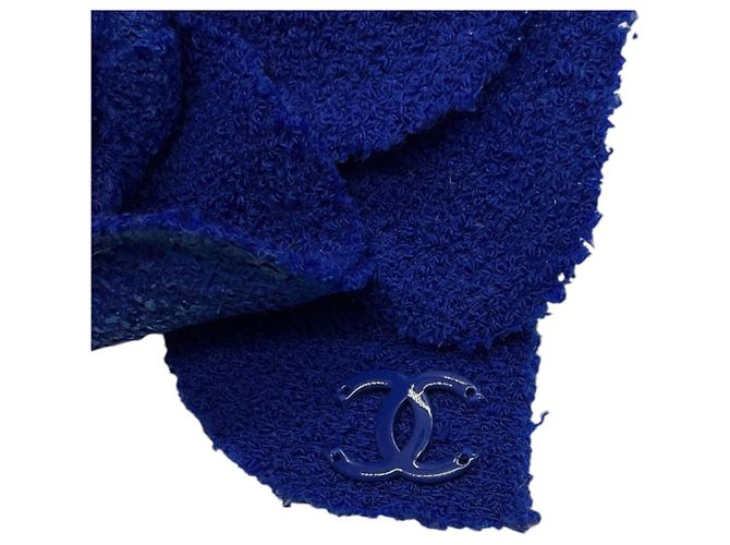 Spilla in tweed Chanel Blue CC Logo Camellia - vista 3