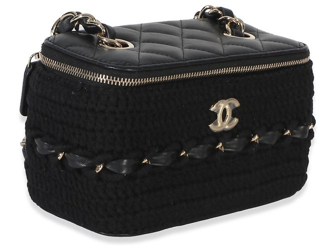 Piccolo beauty case Chanel in pelle di agnello matelassé nera con gancio e catena Nero - vista 4