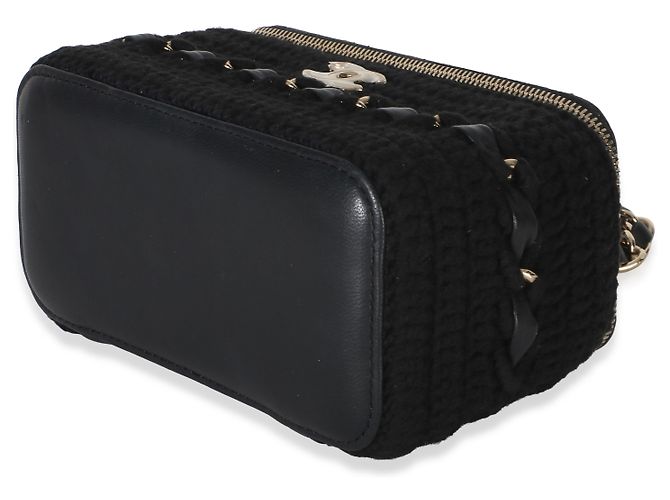 Piccolo beauty case Chanel in pelle di agnello matelassé nera con gancio e catena Nero - vista 6