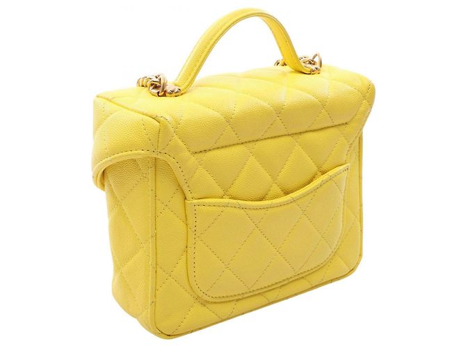 Piccola borsa vanity Chanel Matelassé Giallo - vista 2