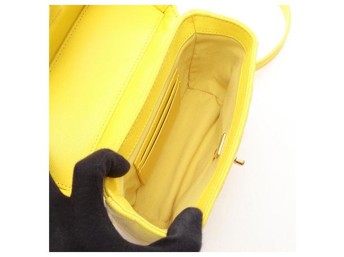 Piccola borsa vanity Chanel Matelassé Giallo - vista 3