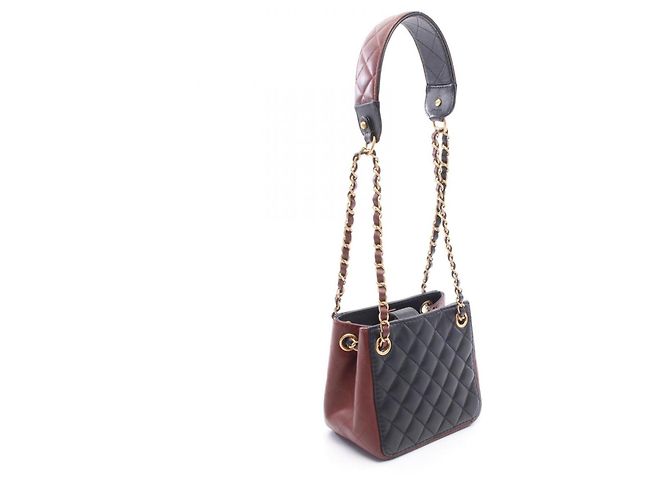 Borsa a tracolla bucket piccola Chanel Matelassé Nero Bordò - vista 2