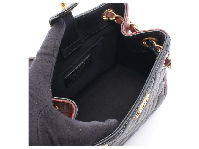 Borsa a tracolla bucket piccola Chanel Matelassé Nero Bordò - vista 3