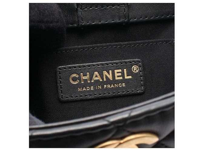 Borsa a tracolla bucket piccola Chanel Matelassé Nero Bordò - vista 4