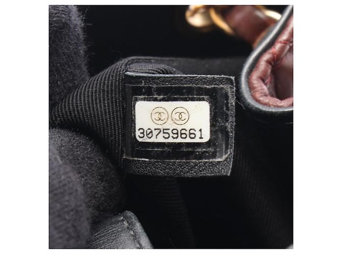 Borsa a tracolla bucket piccola Chanel Matelassé Nero Bordò - vista 5
