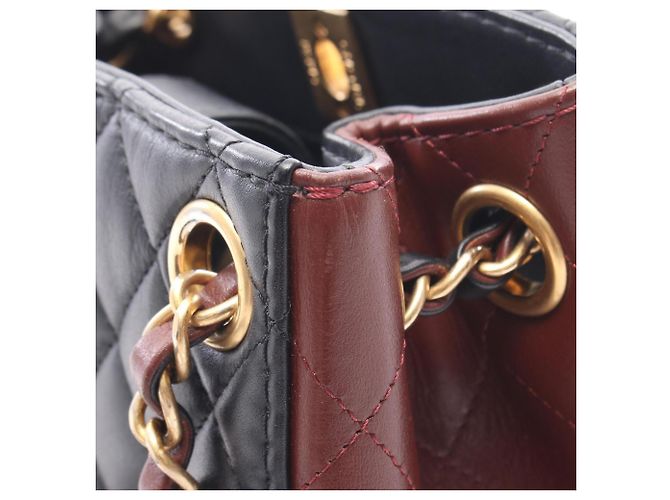 Borsa a tracolla bucket piccola Chanel Matelassé Nero Bordò - vista 6