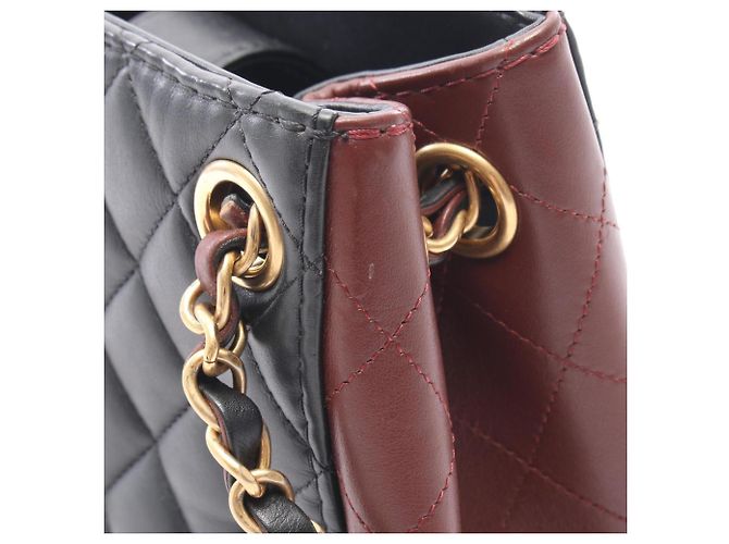 Borsa a tracolla bucket piccola Chanel Matelassé Nero Bordò - vista 7
