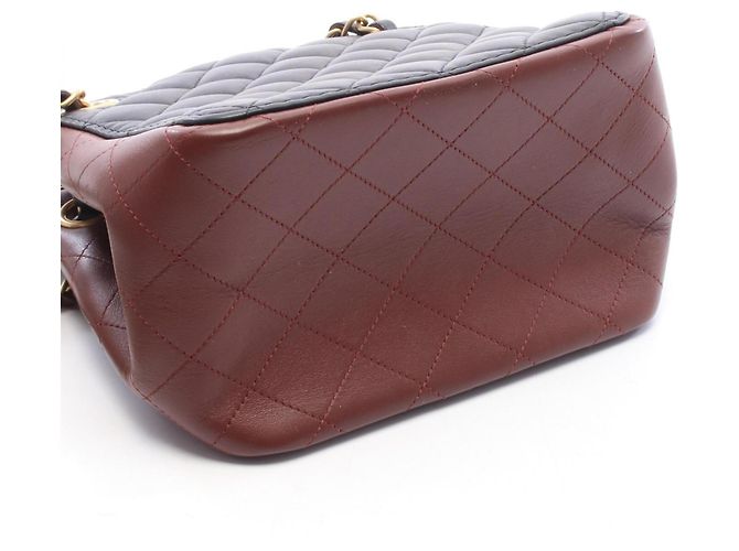 Borsa a tracolla bucket piccola Chanel Matelassé Nero Bordò - vista 8