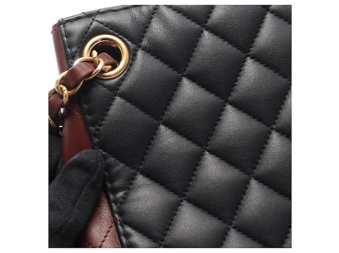 Borsa a tracolla bucket piccola Chanel Matelassé Nero Bordò - vista 9