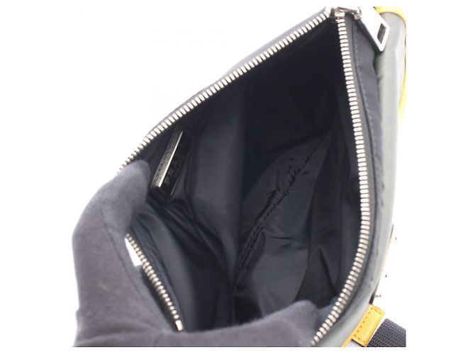 Saffiano Bolsa de mão clutch Prada Triangle Logo Second Bag Marrom Preto Amarelo - vista 3