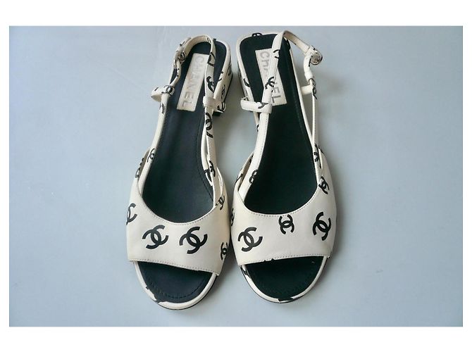 Sandali Slingback Chanel monogrammati CC Nero Bianco - vista 2