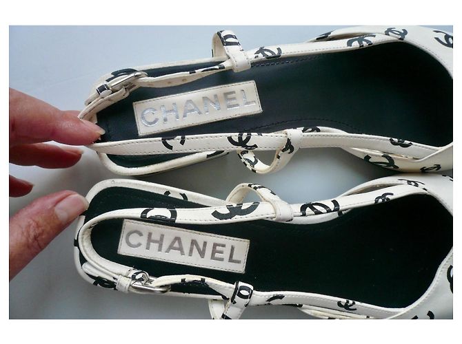 Sandali Slingback Chanel monogrammati CC Nero Bianco - vista 3