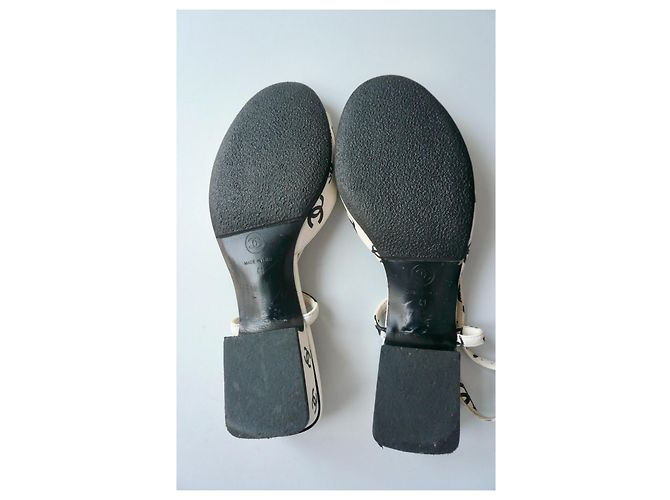 Sandali Slingback Chanel monogrammati CC Nero Bianco - vista 5