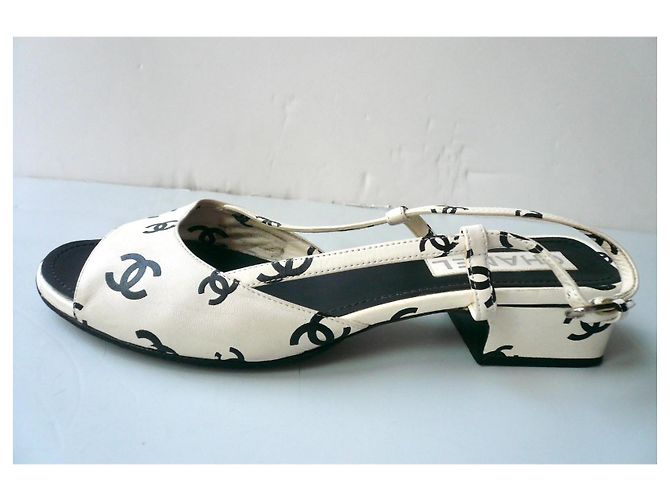 Sandali Slingback Chanel monogrammati CC Nero Bianco - vista 7