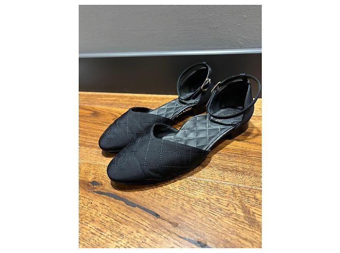 Chanel Sapatilhas em tecido acolchoado com tira no tornozelo Preto - vista 10