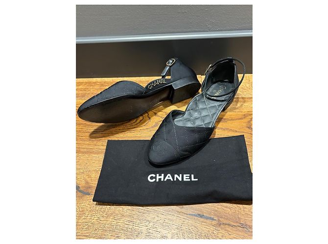 Chanel Sapatilhas em tecido acolchoado com tira no tornozelo Preto - vista 11