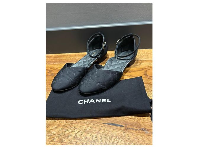 Chanel Sapatilhas em tecido acolchoado com tira no tornozelo Preto - vista 12