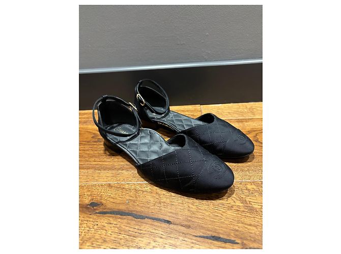 Chanel Sapatilhas em tecido acolchoado com tira no tornozelo Preto - vista 2