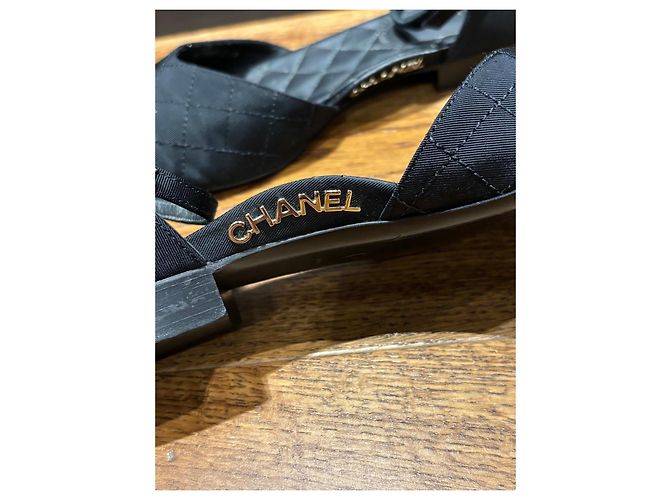 Chanel Sapatilhas em tecido acolchoado com tira no tornozelo Preto - vista 5