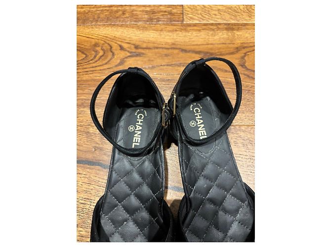 Chanel Sapatilhas em tecido acolchoado com tira no tornozelo Preto - vista 6