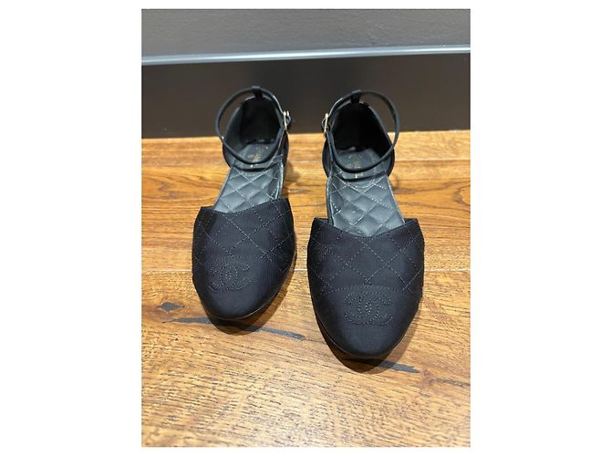 Chanel Sapatilhas em tecido acolchoado com tira no tornozelo Preto - vista 9