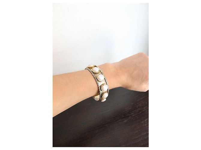 Chanel Bracciale Rigido Baroque in Metallo Dorato e Perle Bianco D'oro - vista 2