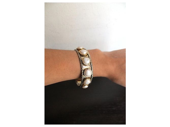 Chanel Bracciale Rigido Baroque in Metallo Dorato e Perle Bianco D'oro - vista 3