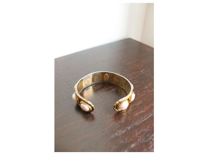 Chanel Bracciale Rigido Baroque in Metallo Dorato e Perle Bianco D'oro - vista 4