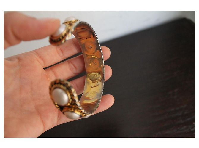Chanel Bracciale Rigido Baroque in Metallo Dorato e Perle Bianco D'oro - vista 6