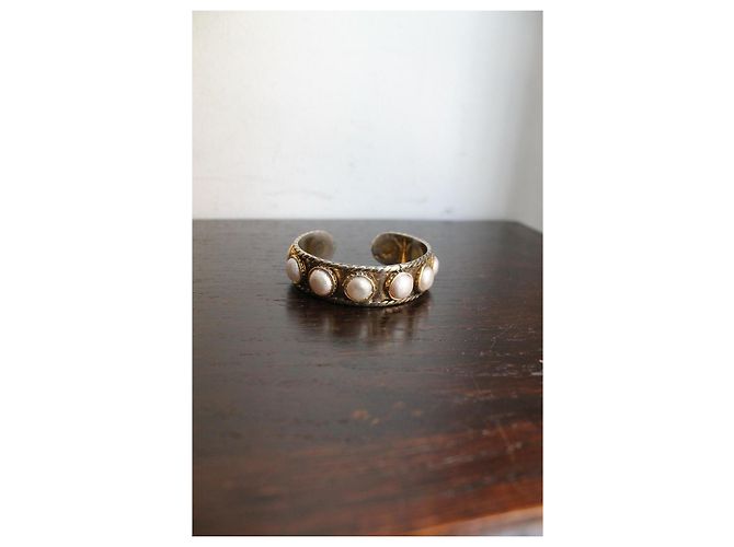 Chanel Bracciale Rigido Baroque in Metallo Dorato e Perle Bianco D'oro - vista 7