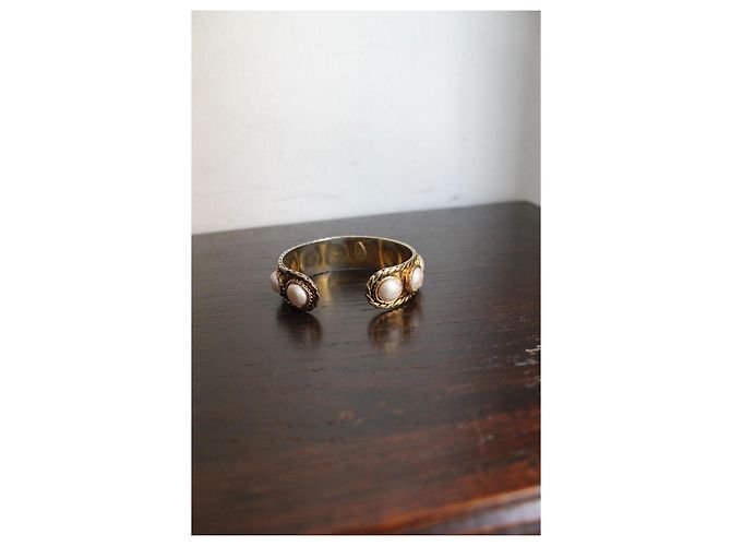 Chanel Bracciale Rigido Baroque in Metallo Dorato e Perle Bianco D'oro - vista 8