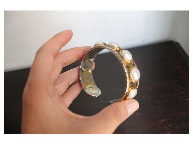 Chanel Bracciale Rigido Baroque in Metallo Dorato e Perle Bianco D'oro - vista 9