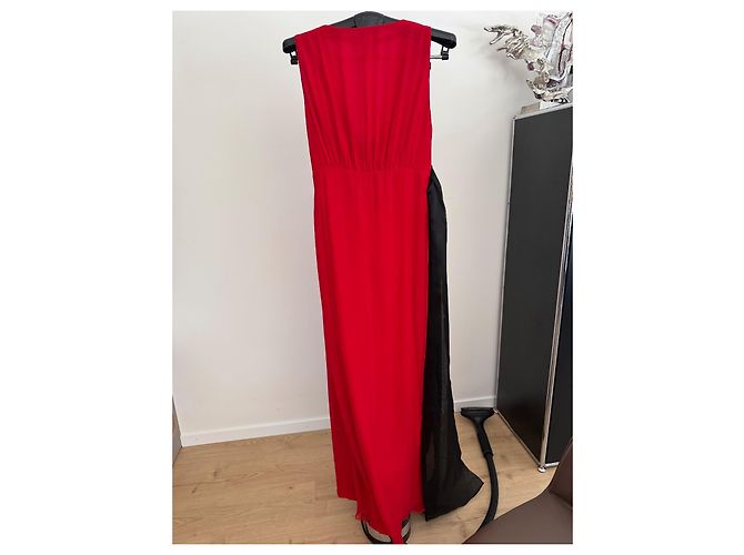 Valentino Roma Rotes Seiden-Abendkleid mit schwarzer Schärpe - Ansicht 2