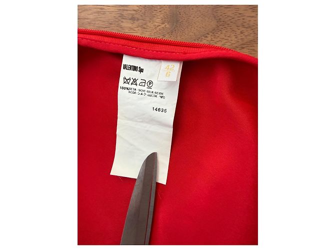 Valentino Roma Rotes Seiden-Abendkleid mit schwarzer Schärpe - Ansicht 7