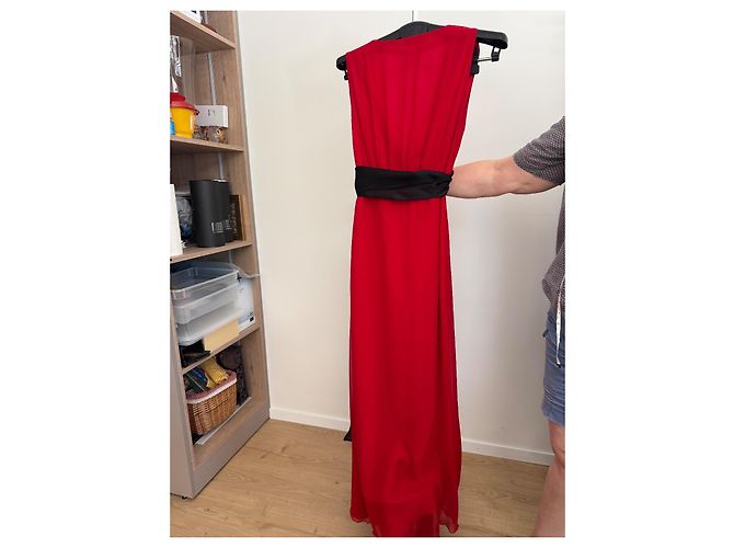 Valentino Roma Rotes Seiden-Abendkleid mit schwarzer Schärpe - Ansicht 8