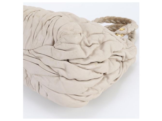 Miu Miu Matelassé Handtasche Tote aus gerafftem Leder Beige - Ansicht 4