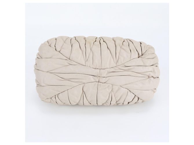 Miu Miu Matelassé Handtasche Tote aus gerafftem Leder Beige - Ansicht 5