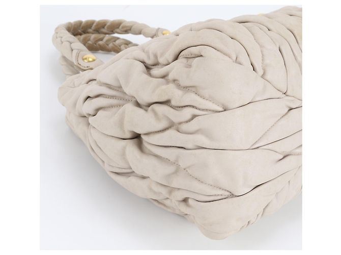 Miu Miu Matelassé Handtasche Tote aus gerafftem Leder Beige - Ansicht 6