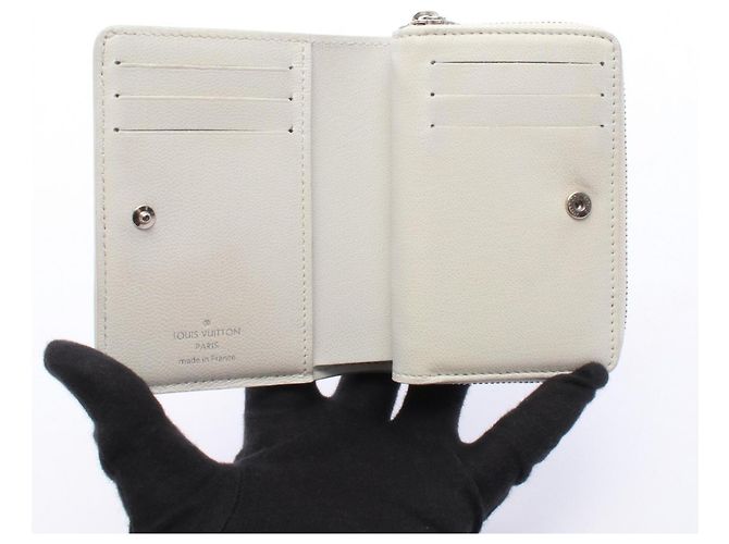 Louis Vuitton Portefeuille Lou LV SKI Bi-fold Wallet Bianco - vista 3