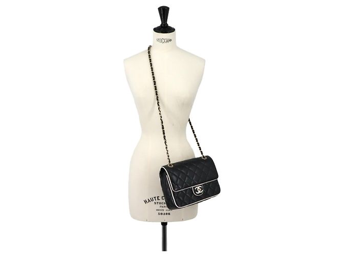 Bolsa de Ombro com Corrente Chanel Matelasse Preto Branco - vista 10