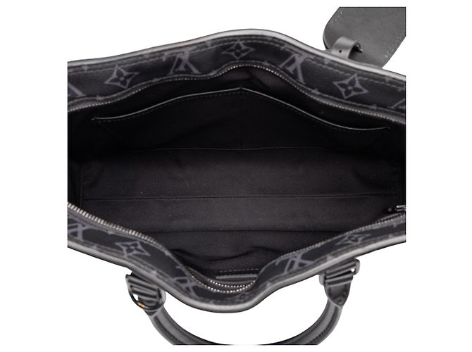 Louis Vuitton Black Monogram Eclipse Sac Plat Horizontal Zipper Preto - vista 4