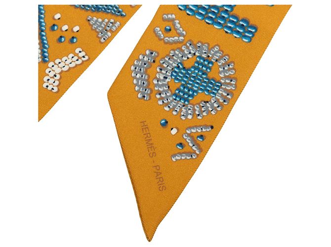 Pañuelo de seda Twilly Hermès Yellow Kelly en Perles Amarillo Mostaza - vista 2