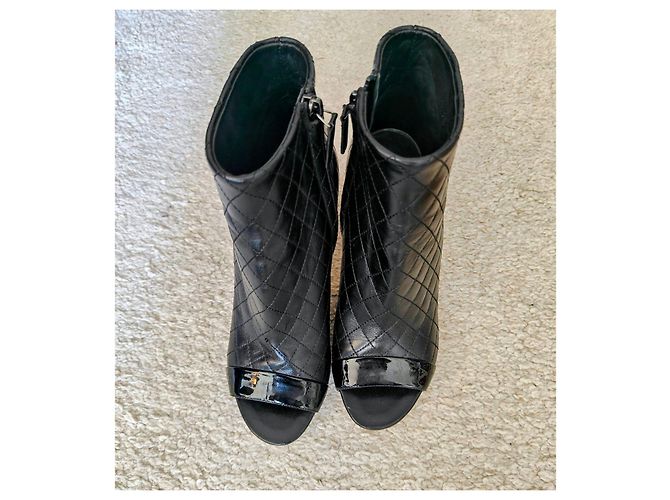 Botines Chanel de cuero acolchado peep-toe Negro - vista 2