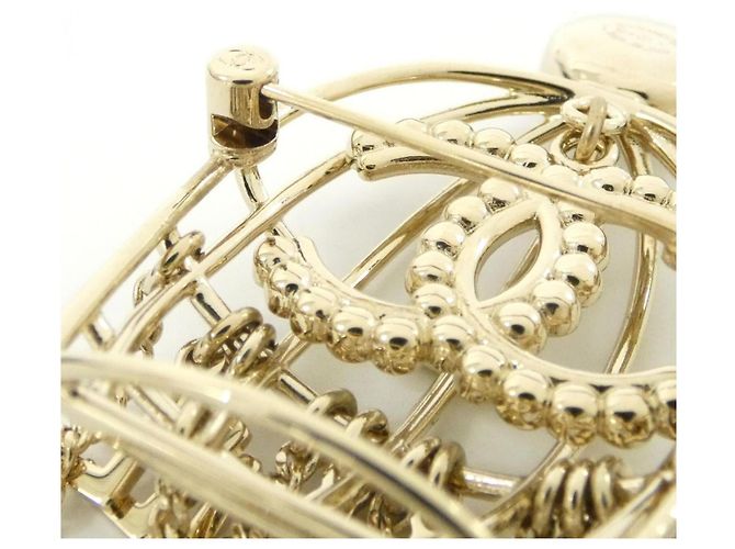 Broche Chanel AB4880 Dourado e Branco - vista 3