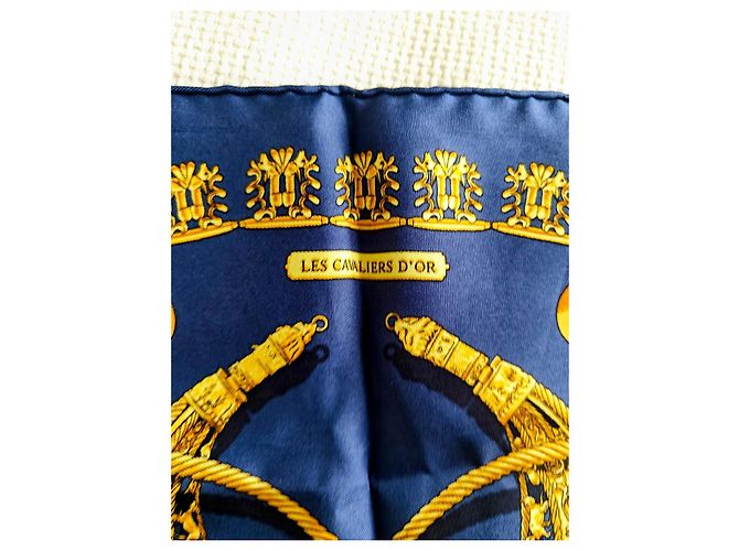 Lenço de seda Hermès "Les Cavaliers d'Or" Azul Dourado - vista 2