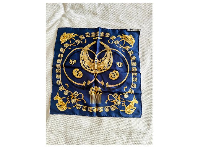 Lenço de seda Hermès "Les Cavaliers d'Or" Azul Dourado - vista 9